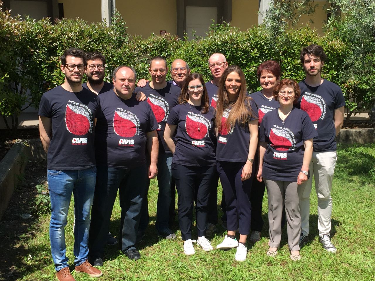 Alcuni dei 19 Consiglieri dell'AVIS di Villa del Conte con le nuove magliette "anche un piccolo gesto lascia il segno"
